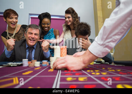 Man celebrating victory à la roulette Banque D'Images