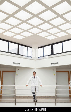 Médecin s'appuyant sur la cage d'escalier Banque D'Images