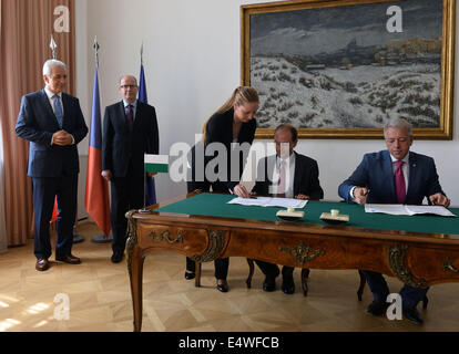 Le ministre de l'intérieur de Saxe Markus Ulbig (à la table sur la gauche) et ministre tchèque de l'intérieur, Milan Chovanec (à droite) ont signé la Déclaration commune d'intention de coopération dans le domaine de l'ordre public et de la sécurité du ministère de l'intérieur, à Prague, en République tchèque, le 17 juillet 2014. Photo de gauche le premier ministre Saxon Stanislaw Tillich et deuxième à gauche du premier ministre tchèque, Bohuslav Sobotka. (Photo/CTK Katerina Sulova) Banque D'Images