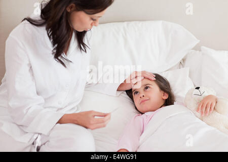 Contrôle de la mère sur sa fille, température ambiante Banque D'Images