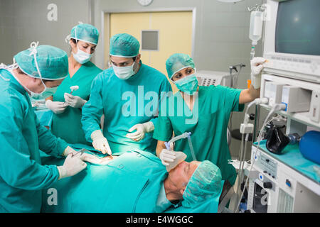 Réglage d'une infirmière à côté d'un moniteur patient Banque D'Images