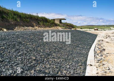 Dh mur de gabions érosion des côtes de la mer de la côte des Orcades Royaume-uni Royaume-Uni défense défense gabions mur érodé plage mer Banque D'Images