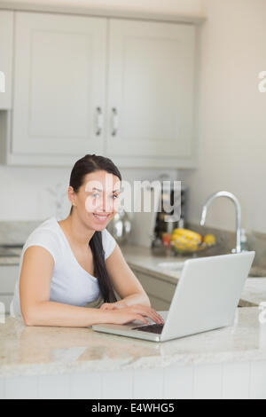 Jeune femme travaillant sur l'ordinateur portable Banque D'Images