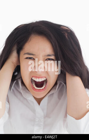 Brunette hurlant ses cheveux tirant Banque D'Images