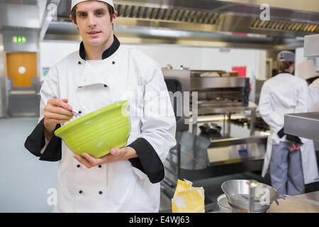 Mélange Chef dans la cuisine Banque D'Images