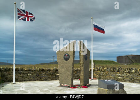 dh Arctic Convoy Monument HOY LYNESS ORKNEY ECOSSE la guerre mondiale ii 2 mémorial drapeau russe et drapeau de l'Union Jack WW2 convois Banque D'Images