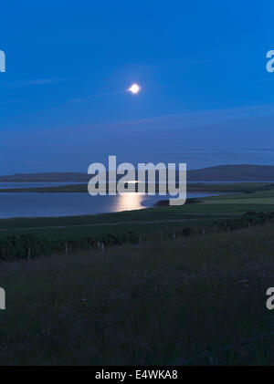 dh Dusk paysage campagne SCAPA FLOW ORKNEY ISLES Moonlight on eau lune lumière mer ciel royaume-uni Banque D'Images