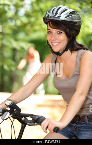 Woman riding son vélo Banque D'Images