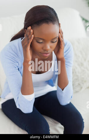 Close up of a black woman holding her head Banque D'Images