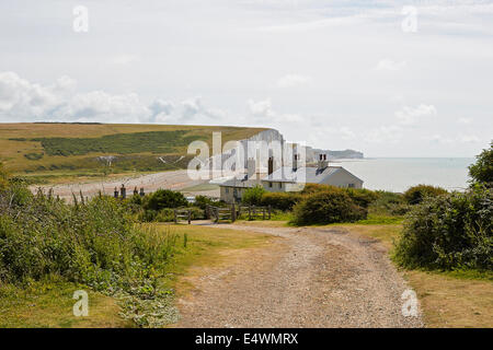 Cuckmere Haven et les Sept Soeurs à la Cloche Tout phare vu de la garde côtière cottages Banque D'Images