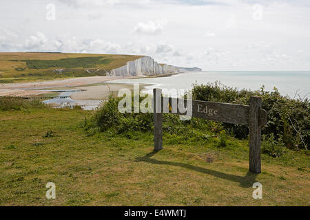 Cuckmere Haven et les Sept Soeurs avec falaise dangereuse vu de signer la garde côtière cottages Banque D'Images