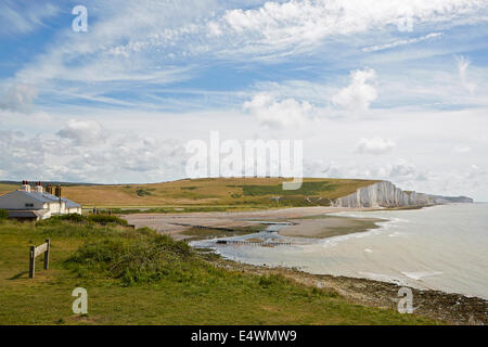 Cuckmere Haven et les Sept Soeurs à la Cloche Tout phare vu de la garde côtière cottages Banque D'Images