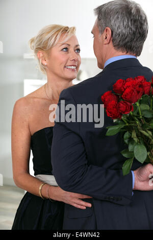 Homme étonnant sa date avec des roses Banque D'Images