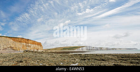 Cuckmere Haven et les Sept Soeurs à la Cloche Tout phare vue de la plage Banque D'Images