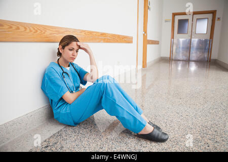 Infirmière assise sur le sol part sur le front Banque D'Images