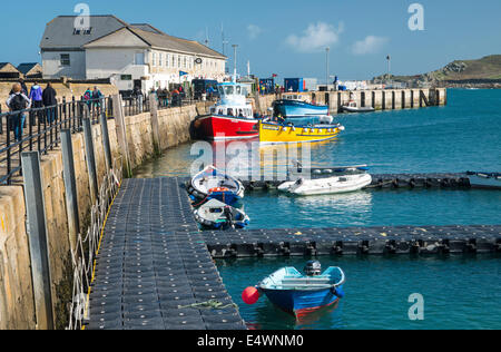 Hughtown à Port Saint Mary's sur les îles Scilly, Cornwall, UK avec bateaux amarrés sur une journée ensoleillée Banque D'Images