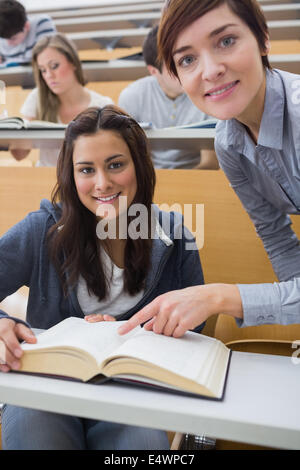 Smiling student et conférencier au livre Banque D'Images