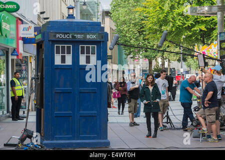 Cardiff, Wales, UK. 17 juillet, 2014. Jenna Coleman sur l'ensemble de médecin qui, tournage sur Queen Street, Cardiff : Owain Crédit Thomas Alamy Live News Banque D'Images