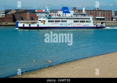 Les nageurs dans la mer comme wightlink ferry st Helen quitte le port pour l'île de Wight par une chaude journée ensoleillée en uk southsea Banque D'Images