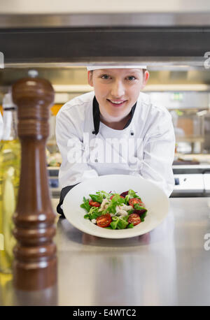 Heureusement Chef salade présentation Banque D'Images