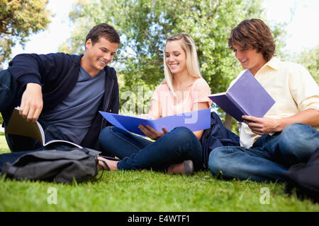 Low angle-shot de trois étudiants dans un parc Banque D'Images