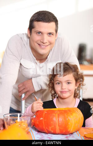 Père et fille carving pumpkins Banque D'Images