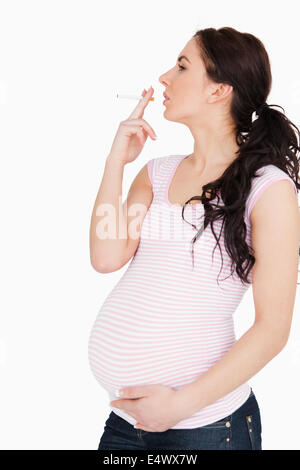 Jeune femme enceinte fumeurs Banque D'Images