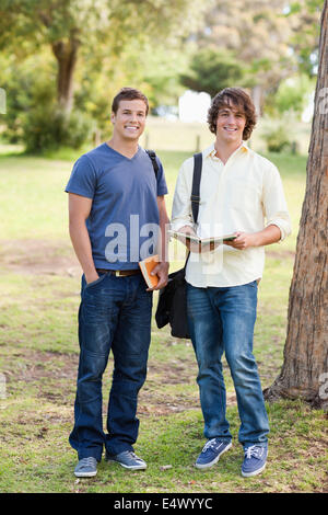 Portrait de deux étudiants de sexe masculin sourire posing Banque D'Images