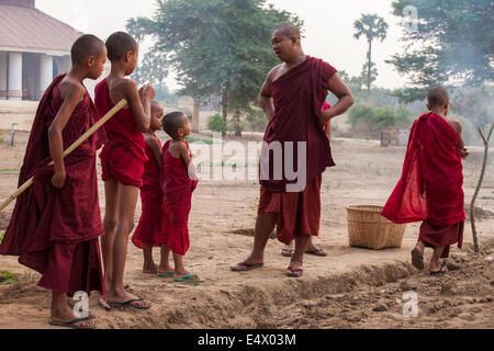 Jeunes moines balaient le motif de leur monastère et puis attendre d'autres instructions de leurs aînés. Banque D'Images