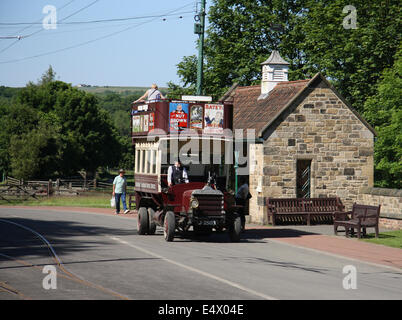 Vintage open top bus à l'arrêt d'autobus au Musée vivant en plein air Beamish à Durham, Northumberland, Angleterre. Banque D'Images