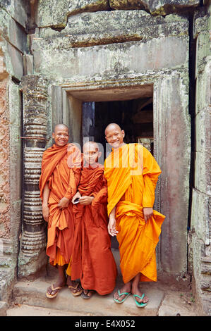 Les moines de l'enfant au temple de Ta Prohm à Angkor Wat Banque D'Images