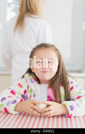 Petite fille avec une moustache de lait Banque D'Images