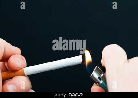 Quelqu'un allumer une cigarette Banque D'Images