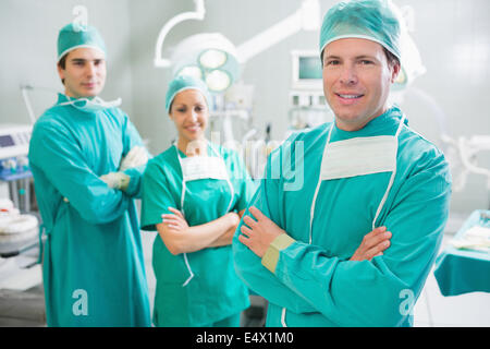 L'équipe chirurgicale smiling with arms crossed Banque D'Images