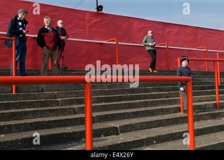 Ebbsfleet le stade de football de la flotte, les stands. Les supporters de football locaux regardent leur équipe d'origine Ebbsfleet v Tunbridge. Ebbsfleet Valley Kent Royaume-Uni. HOMER SYKES 2014 2010 Banque D'Images