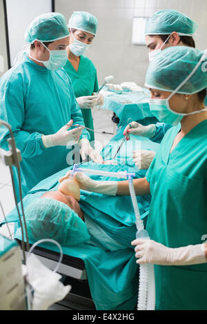 Nurse holding d'un masque à oxygène de patient Banque D'Images