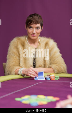 Angry woman at poker table Banque D'Images