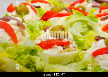 Libre de la plaque avec les oeufs farcis espagnol servi avec salade Banque D'Images