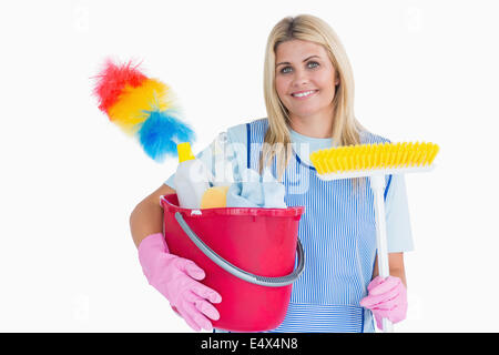 Cleaner holding un seau avec un balai Banque D'Images