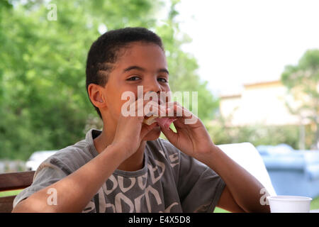 Little Boy eating cake Banque D'Images