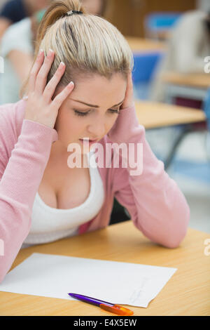 Girl examen et soulignant Banque D'Images