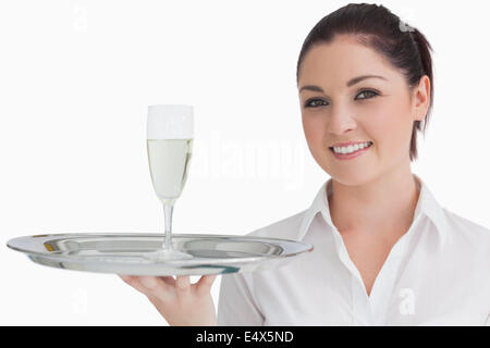 Woman carrying tray avec coupe de champagne Banque D'Images