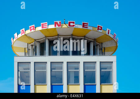 Haut de Clarence pier contre un ciel bleu sur une chaude journée ensoleillée en uk southsea Banque D'Images