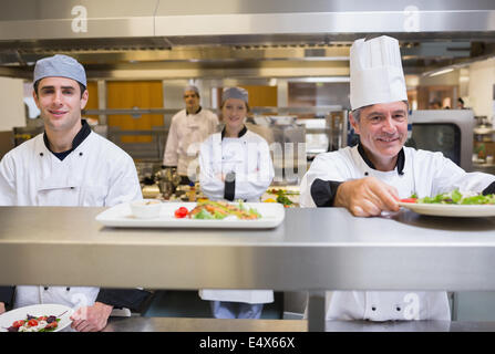 Smiling chef salade mise en commande gare Banque D'Images