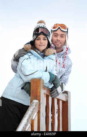 Couple at ski resort Banque D'Images