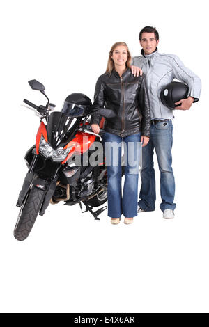 Biking couple avec une moto rouge Banque D'Images