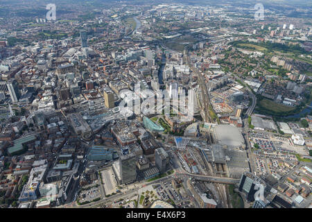 Une vue aérienne à la sud-ouest de la gare de Victoria vers le centre-ville de Manchester. Banque D'Images