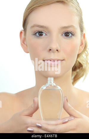 Femme avec flacon de parfum Banque D'Images