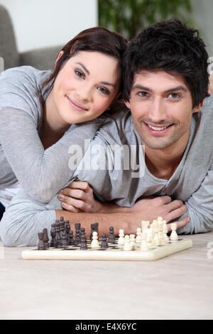 Couple playing chess Banque D'Images