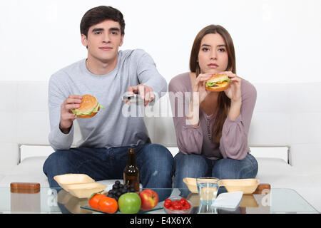 Jeune couple eating pasta Banque D'Images